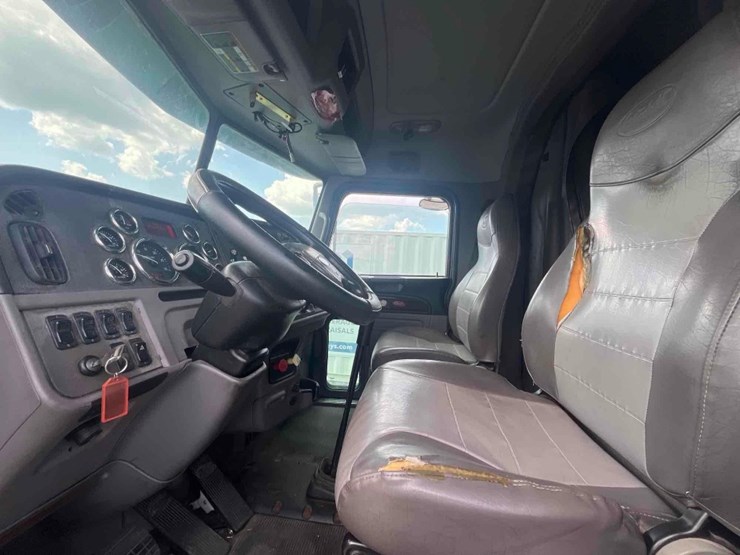 2014-peterbilt-384-image-9