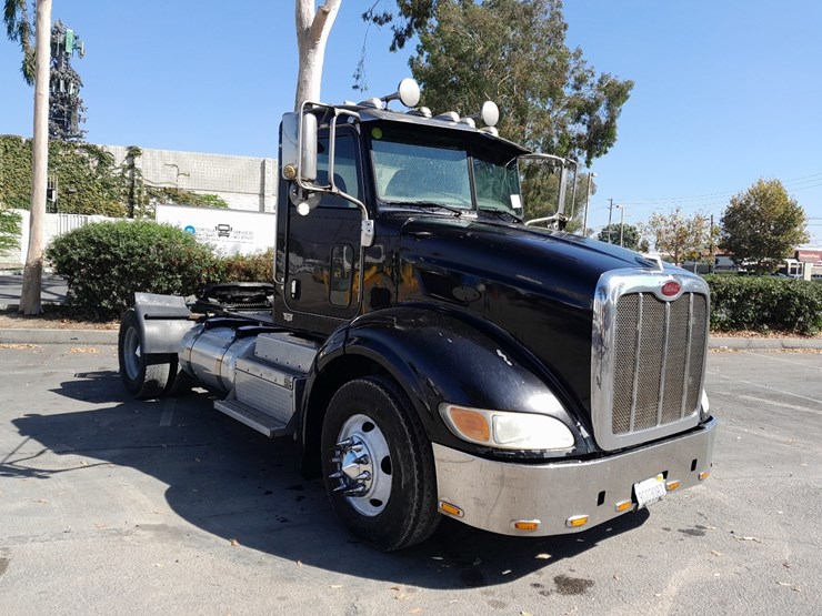 peterbilt-384-image-1