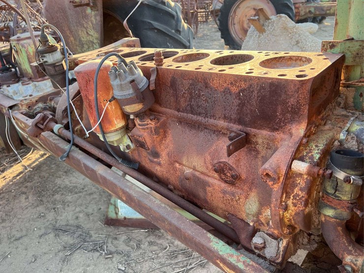 (2)-oliver-parts-tractors-image-18