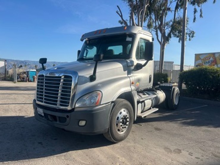 lot#--2014-freightliner-cascadia-daycab-tractor-**buy-now**-image-2