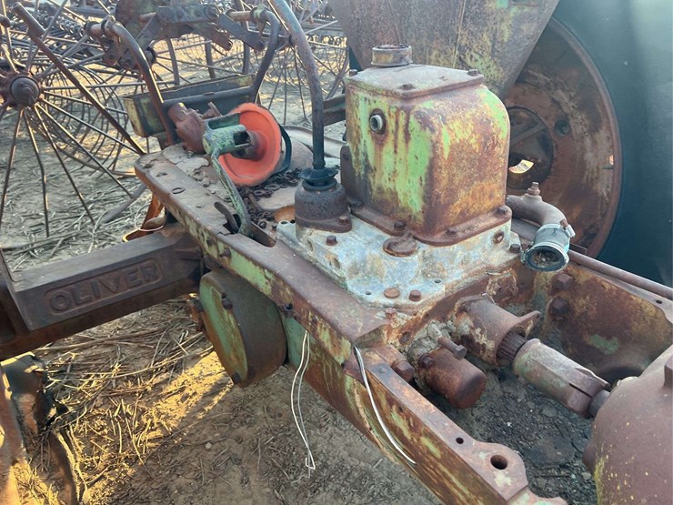 (2)-oliver-parts-tractors-image-21