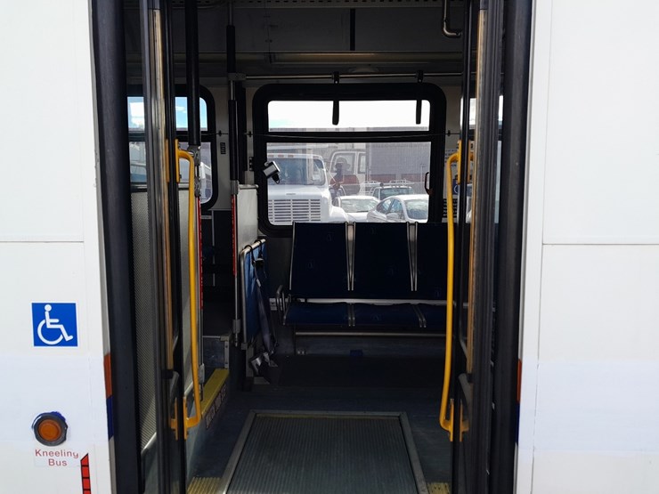 lot#--2007-new-flyer-c40lfr-transit-bus-image-6