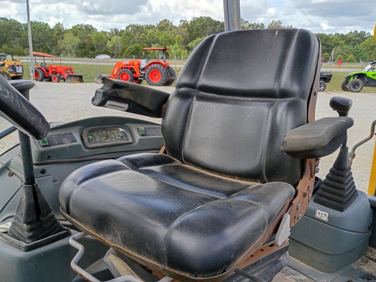 new-holland-lb75-image-32