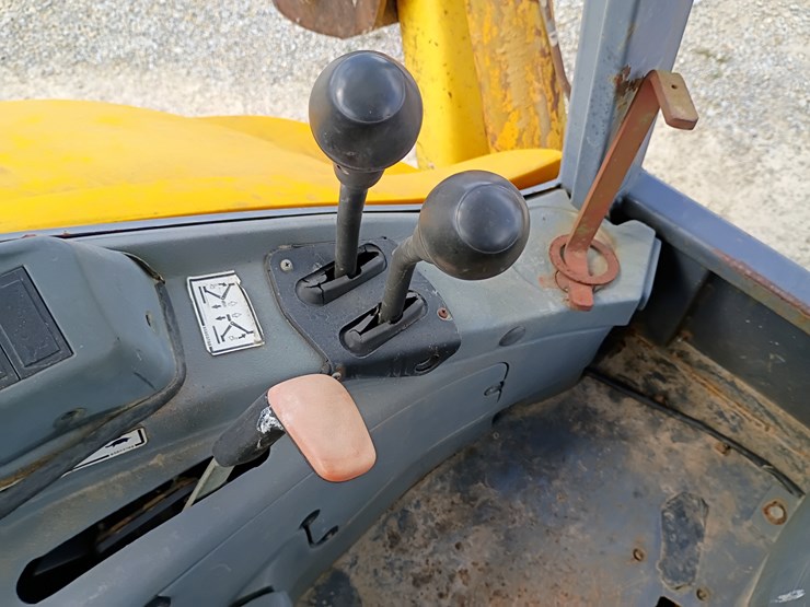 new-holland-lb75-image-49