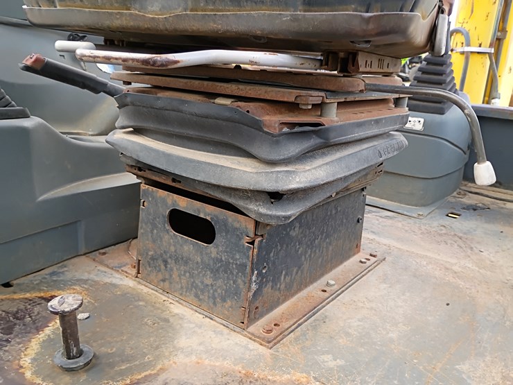 new-holland-lb75-image-33