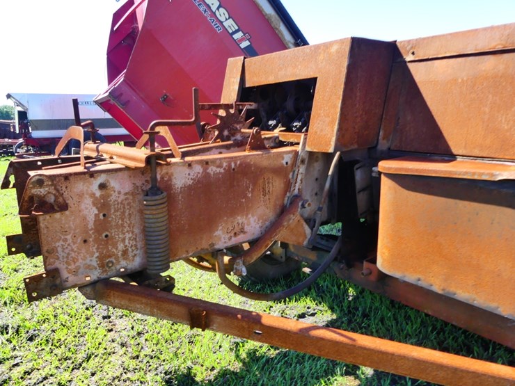 new-holland-565-image-4
