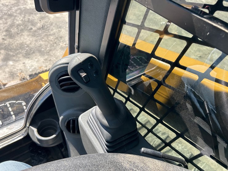 2021-caterpillar-259d3-image-18