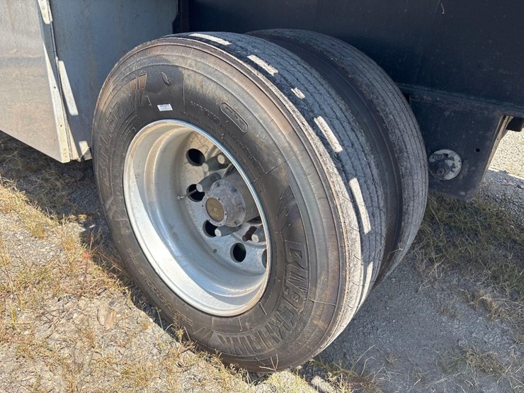 2019-utility-48'-flatbed-image-16