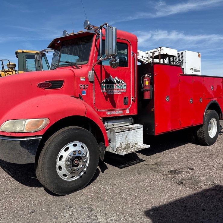 2005 PETERBILT 335