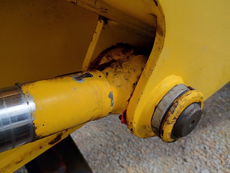 new-holland-lb75-image-102