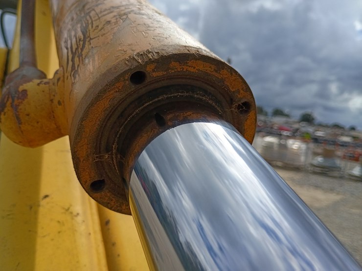 new-holland-lb75-image-77