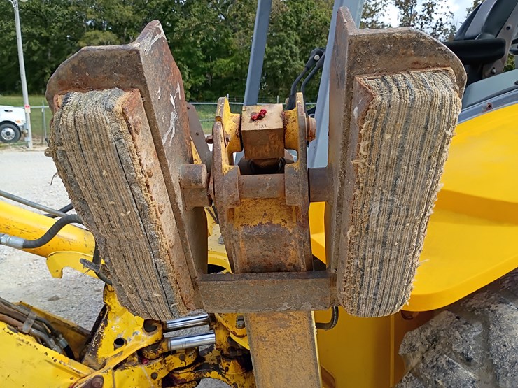 new-holland-lb75-image-96