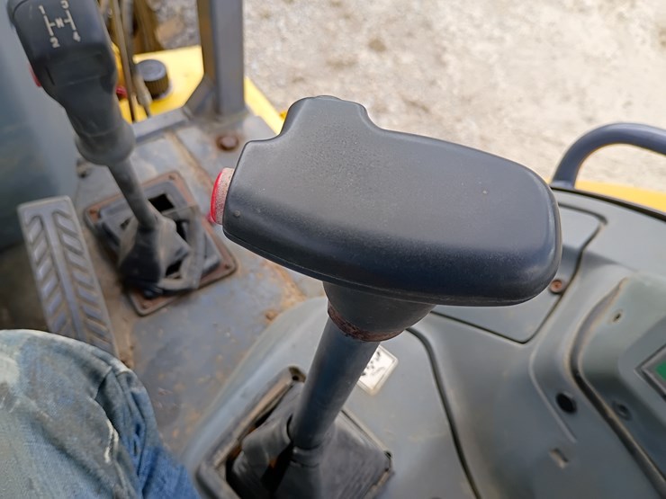 new-holland-lb75-image-36