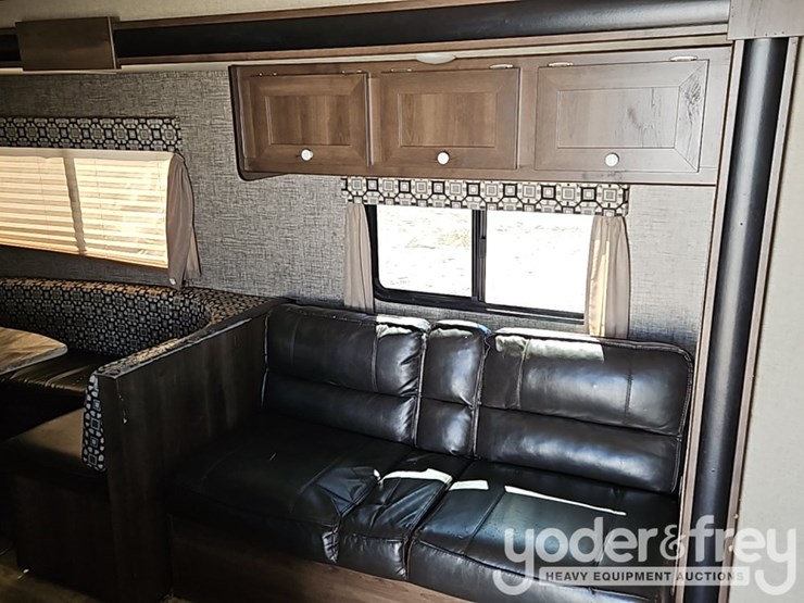2018-35'-forest-river-shasta-oasis-30qb-travel-trailer,-one-slideout,-sleeps-8-image-26