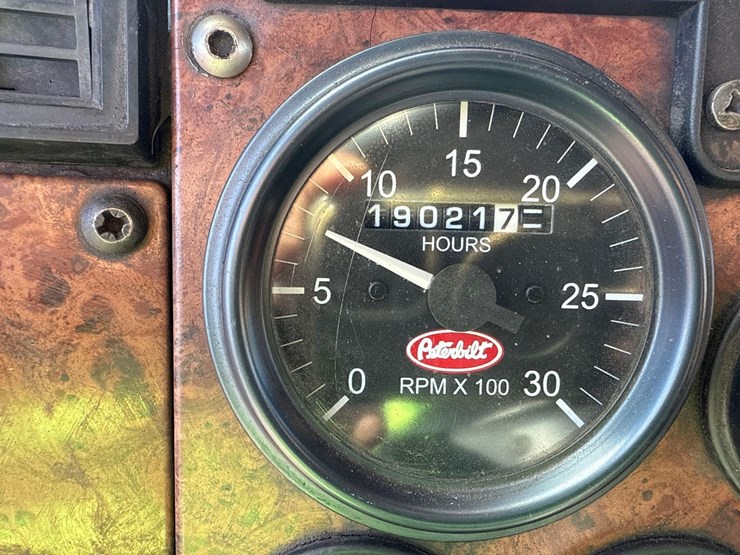 2005-peterbilt-335-image-25