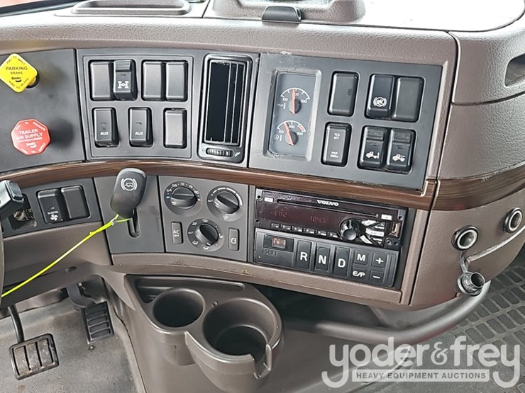 2016-volvo-vnl-image-47