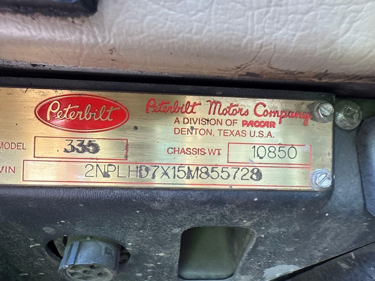 2005-peterbilt-335-image-28