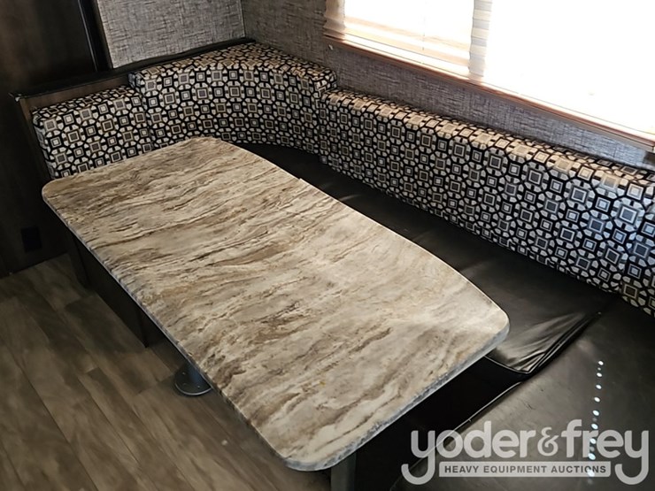 2018-35'-forest-river-shasta-oasis-30qb-travel-trailer,-one-slideout,-sleeps-8-image-30