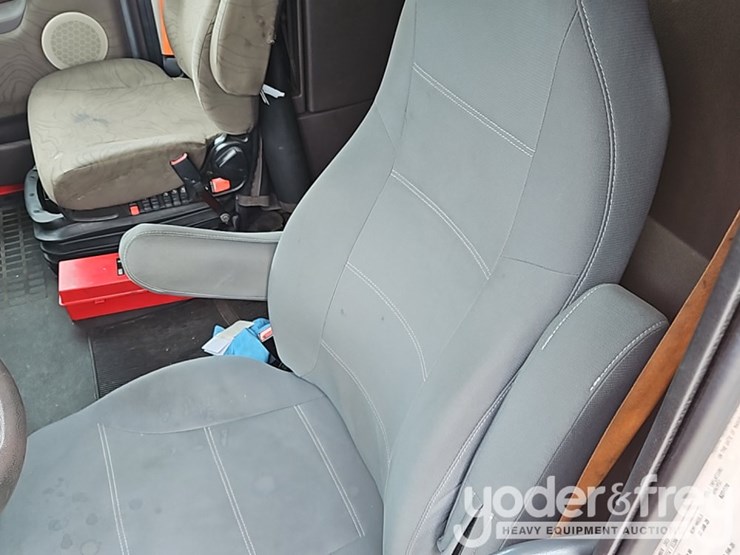 2016-volvo-vnl-image-33