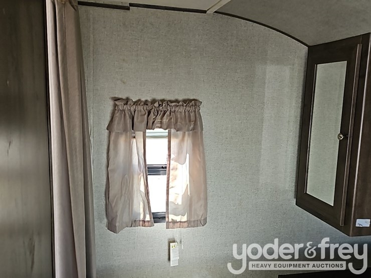 2018-35'-forest-river-shasta-oasis-30qb-travel-trailer,-one-slideout,-sleeps-8-image-23