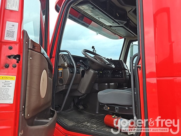 2016-volvo-vnl-image-32