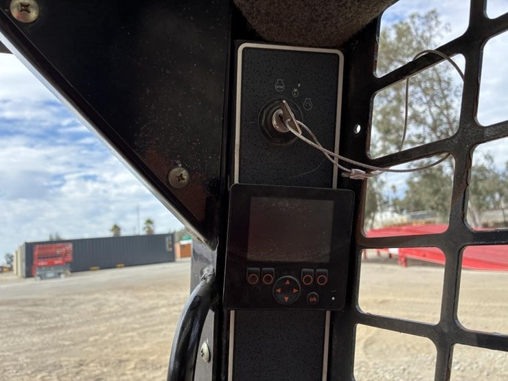 2019-gehl-r105-image-16