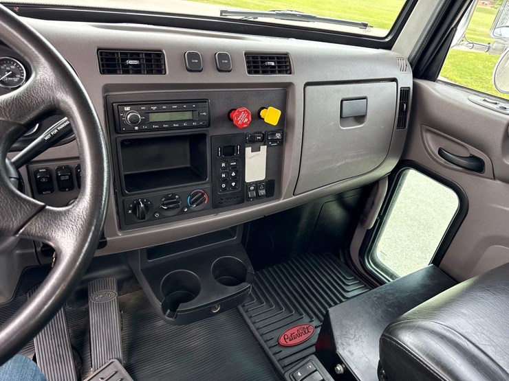 2021-peterbilt-337-image-28