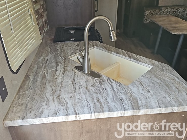 2018-35'-forest-river-shasta-oasis-30qb-travel-trailer,-one-slideout,-sleeps-8-image-25