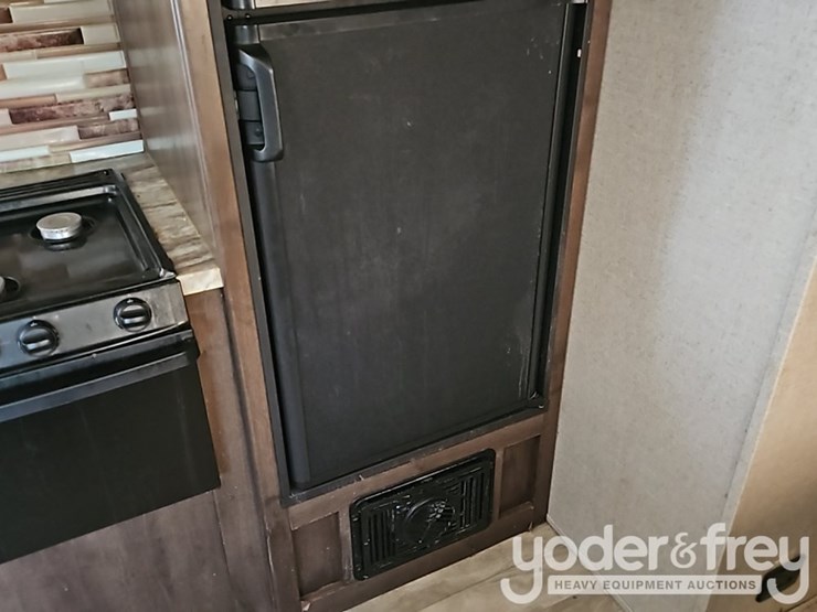 2018-35'-forest-river-shasta-oasis-30qb-travel-trailer,-one-slideout,-sleeps-8-image-32