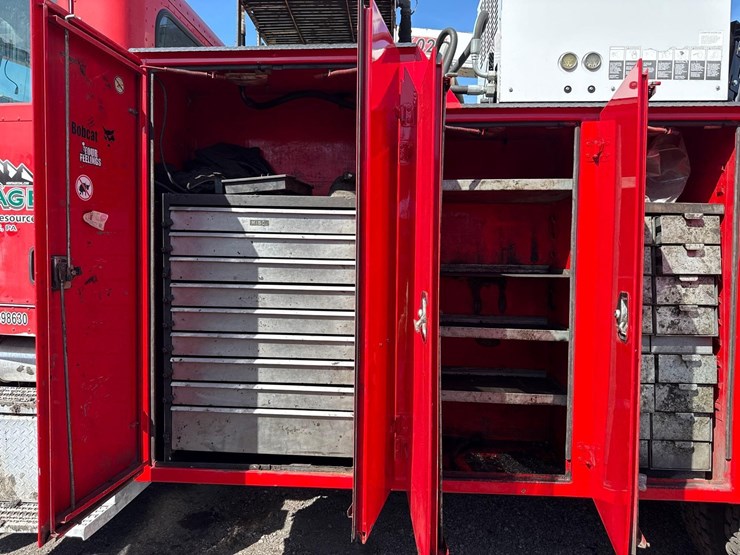 2005-peterbilt-335-image-12