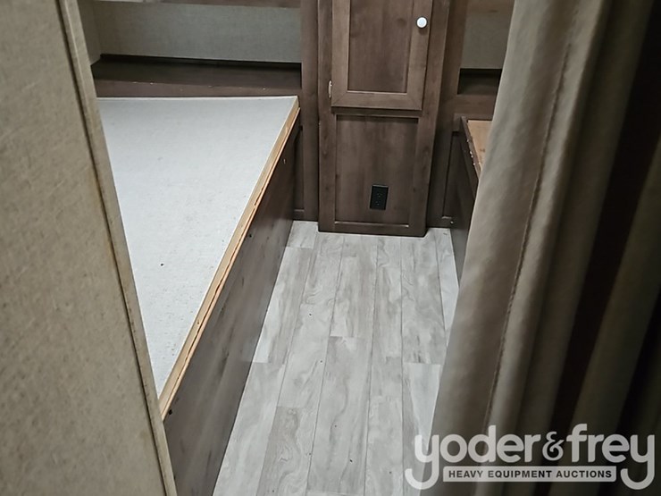 2018-35'-forest-river-shasta-oasis-30qb-travel-trailer,-one-slideout,-sleeps-8-image-39
