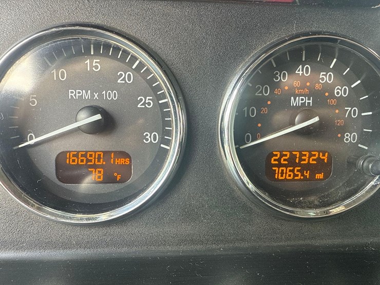2012-peterbilt-337-image-27