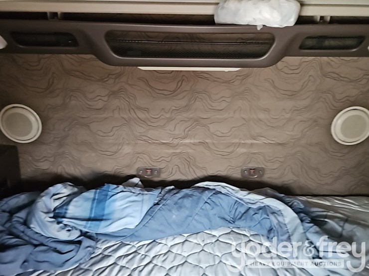 2016-volvo-vnl-image-39