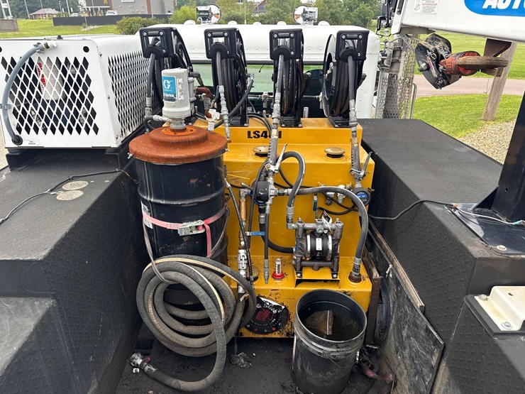 2018-peterbilt-337-image-15