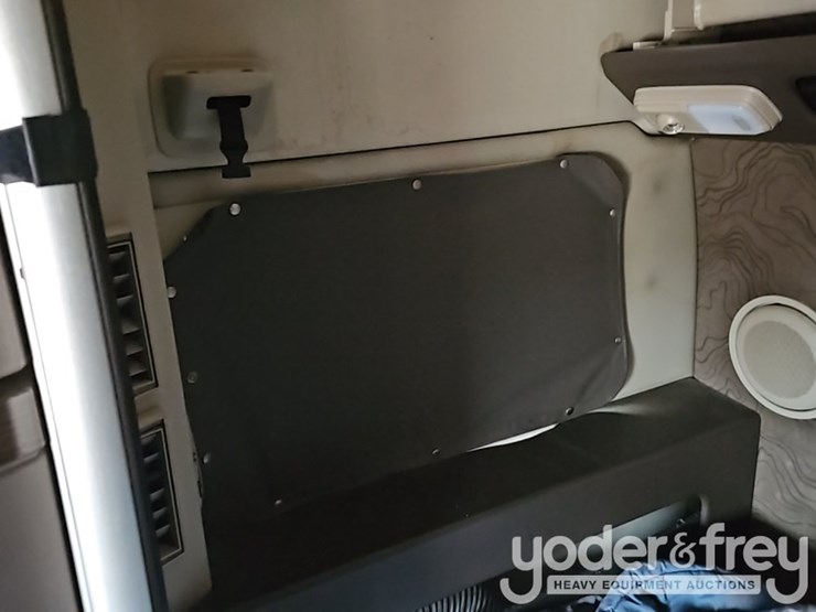 2016-volvo-vnl-image-41