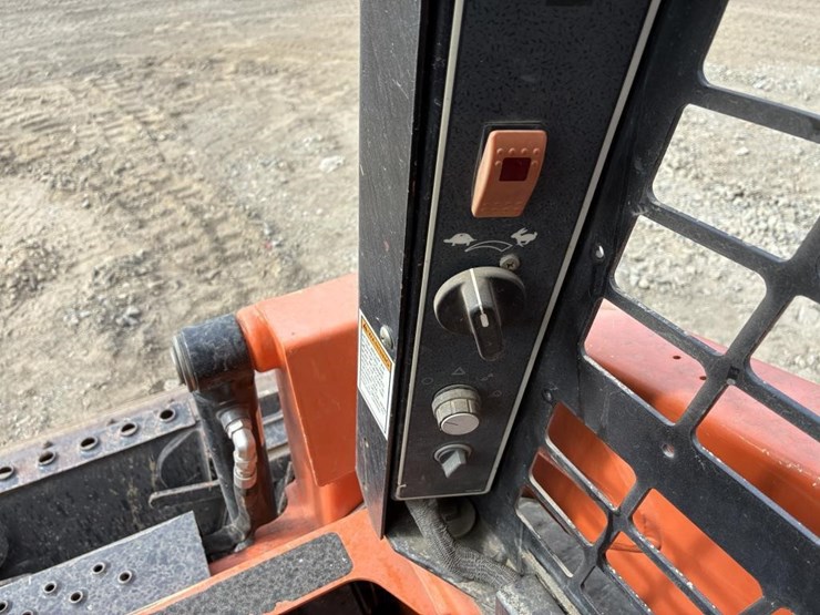 2019-gehl-r105-image-15