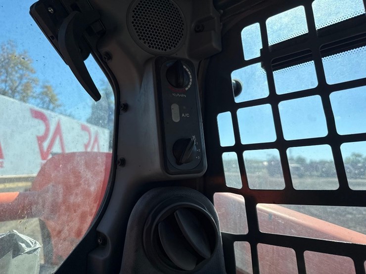 kubota-ssv65-image-25