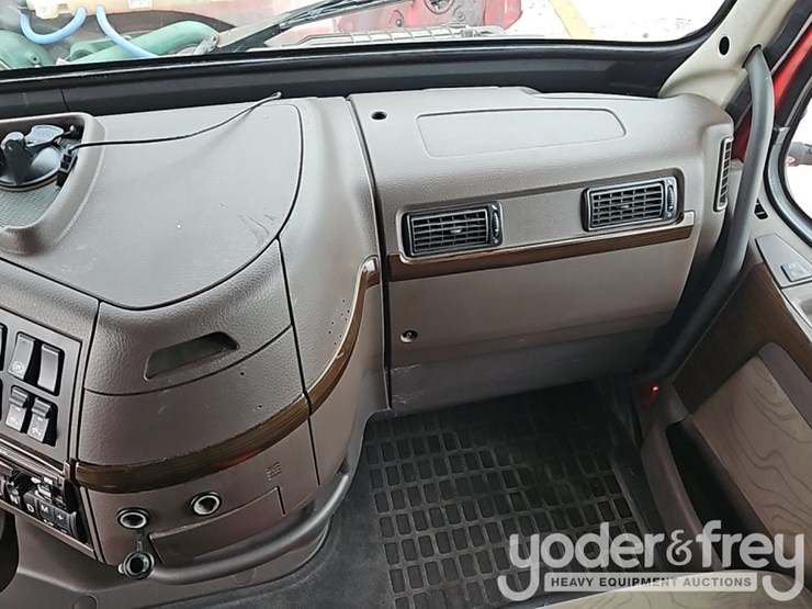 2016-volvo-vnl-image-45