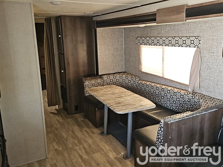 2018-35'-forest-river-shasta-oasis-30qb-travel-trailer,-one-slideout,-sleeps-8-image-27
