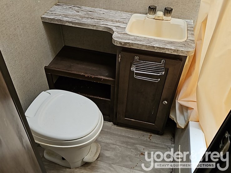 2018-35'-forest-river-shasta-oasis-30qb-travel-trailer,-one-slideout,-sleeps-8-image-35