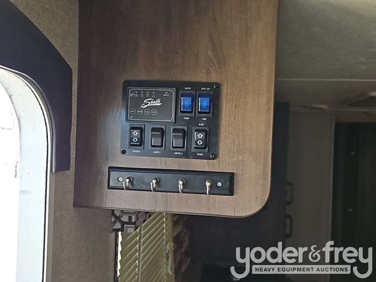 2018-35'-forest-river-shasta-oasis-30qb-travel-trailer,-one-slideout,-sleeps-8-image-24