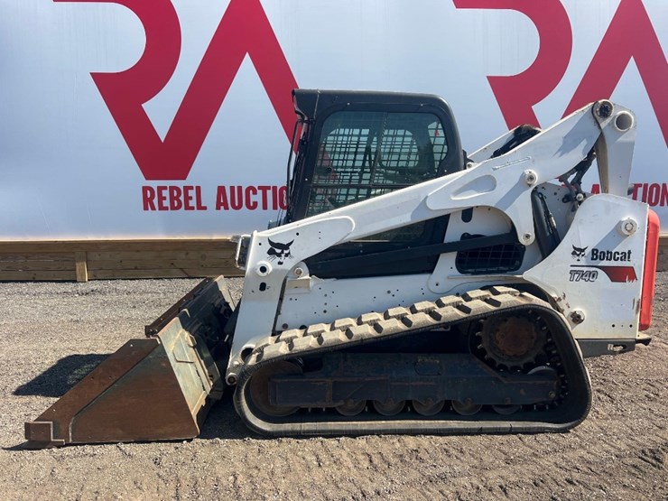 2021-bobcat-t740-image-1