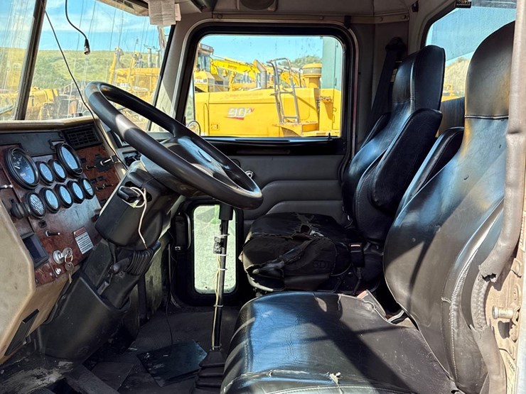2005-peterbilt-335-image-21