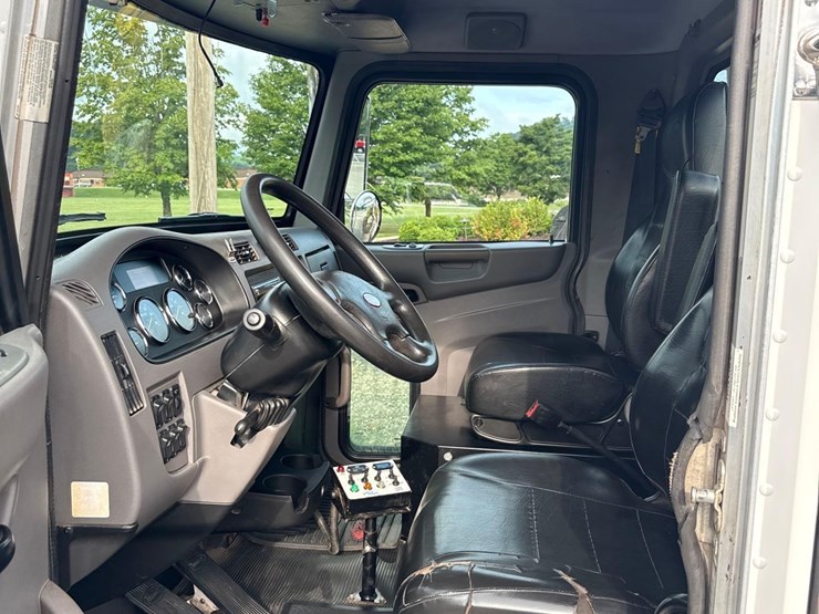 2019-peterbilt-337-image-22