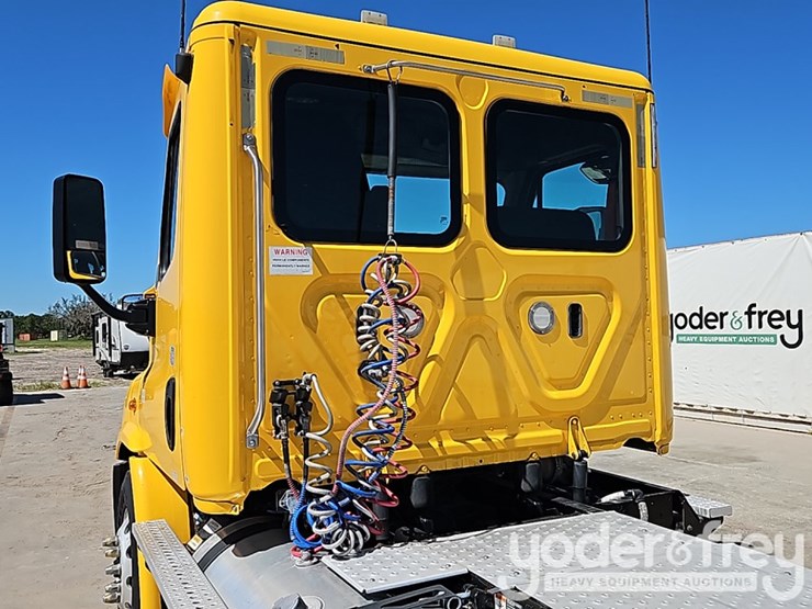 2018-freightliner-cascadia-113-image-23