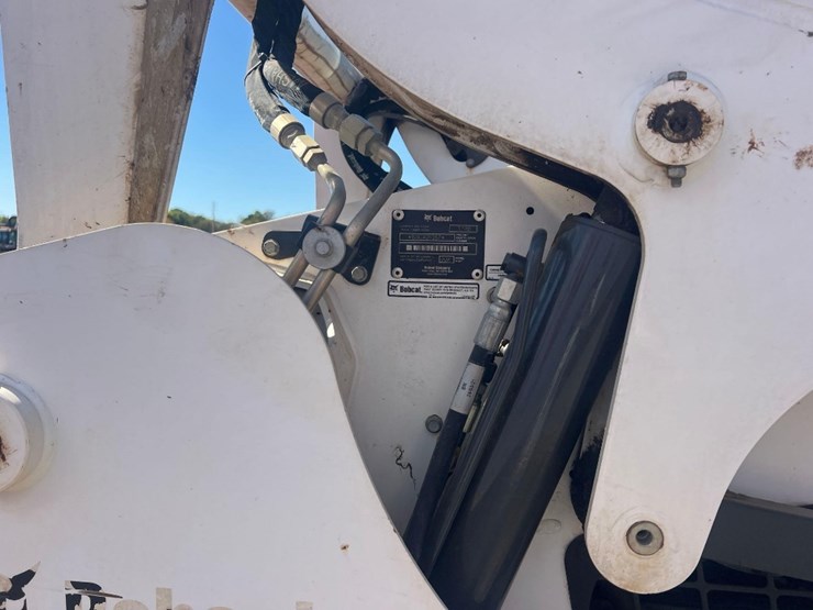 2021-bobcat-t740-image-13
