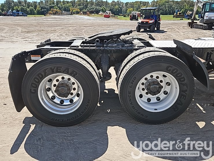 2018-freightliner-cascadia-113-image-8