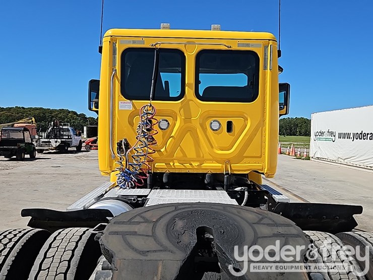 2018-freightliner-cascadia-113-image-21
