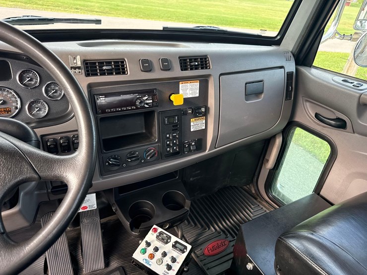 2019-peterbilt-337-image-24
