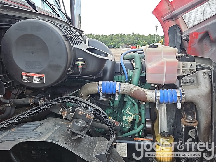 2016-volvo-vnl-image-30